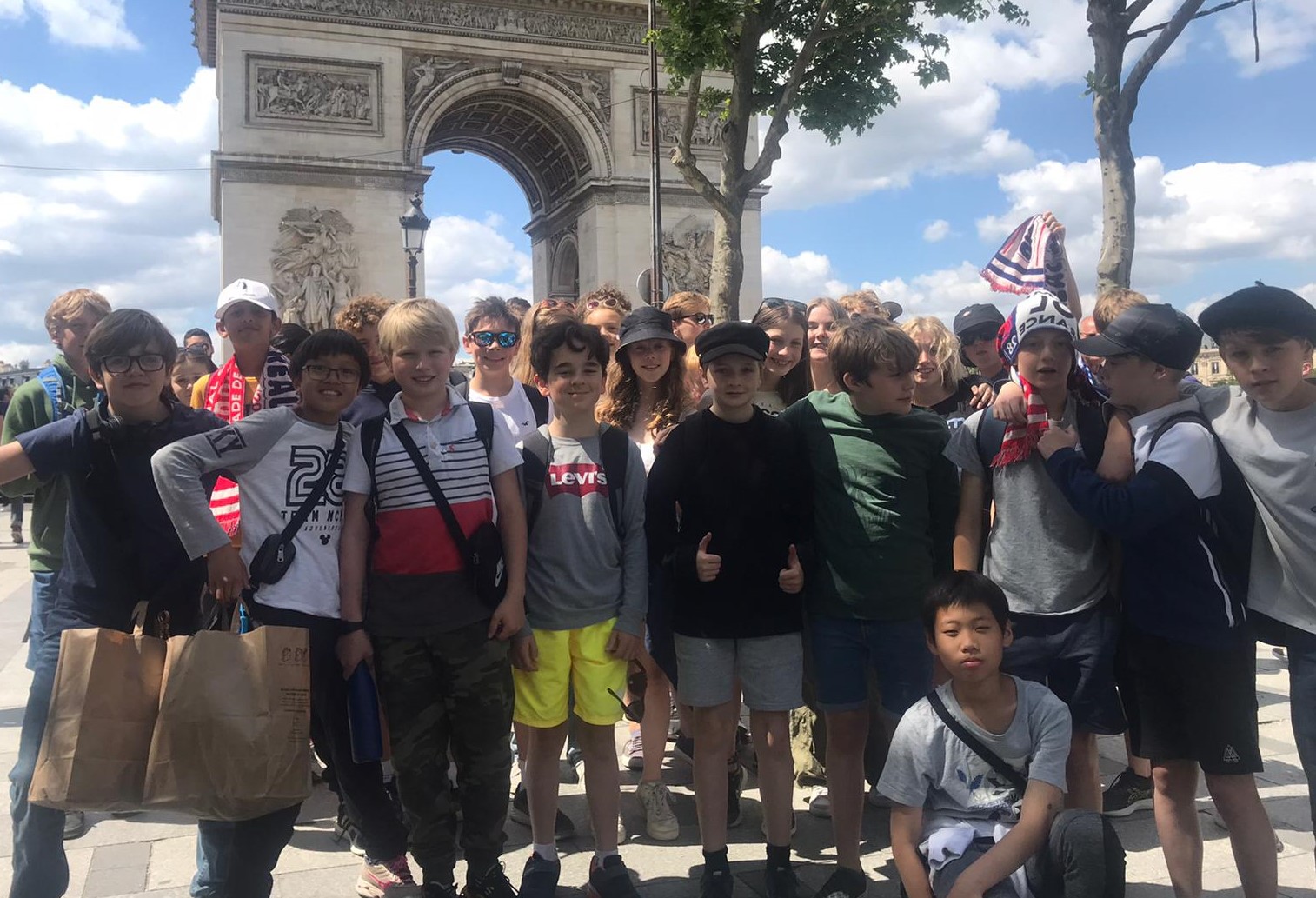 Students in front of the Arc de Triomphe in Paris