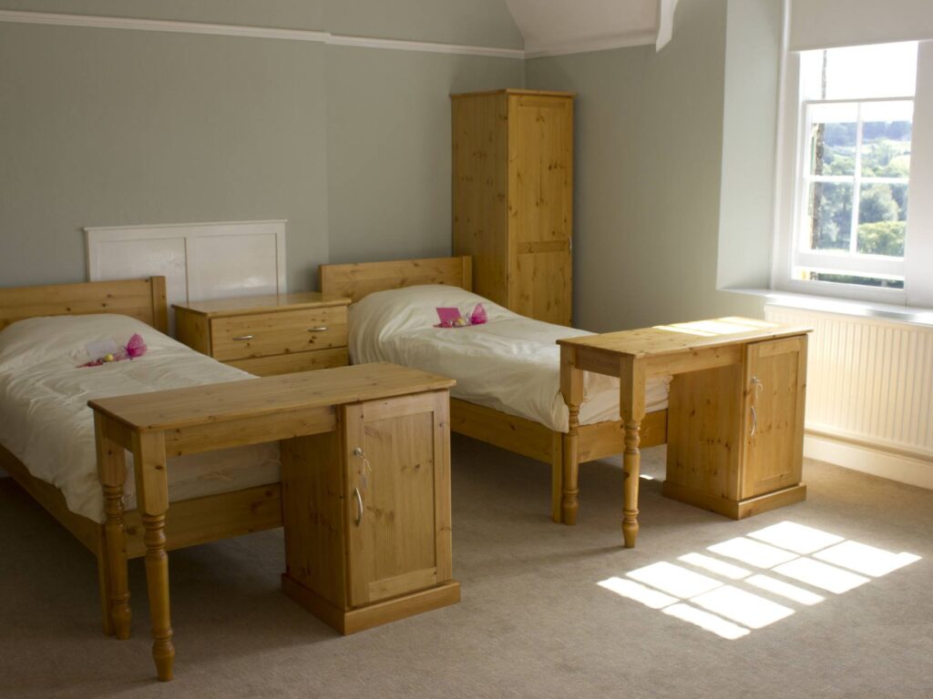 bedroom with 2 beds